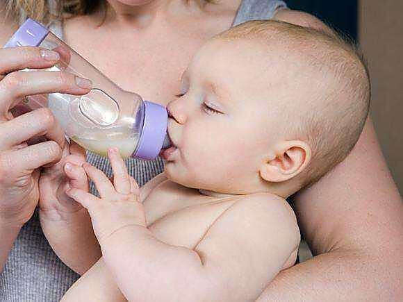 产妇断奶需要的时间取决于母乳的量,断奶后要尽早恢复正常生活